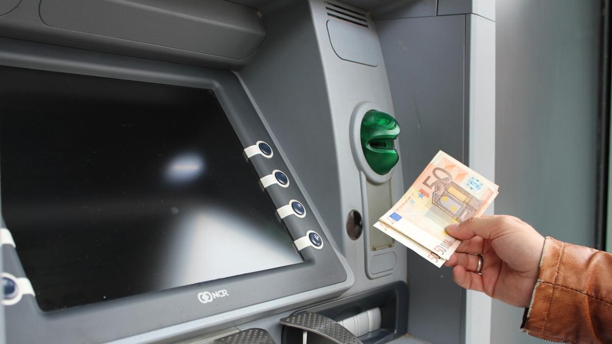 Bisakah Anda Menyetor Uang di ATM yang Bukan Bank Anda?