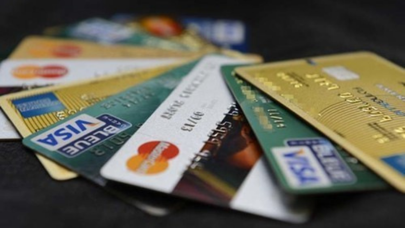 Kartu Kredit Terbaik untuk Membangun Kredit