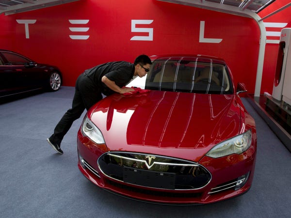 Apakah Mobil Tesla adalah Investasi yang Baik?