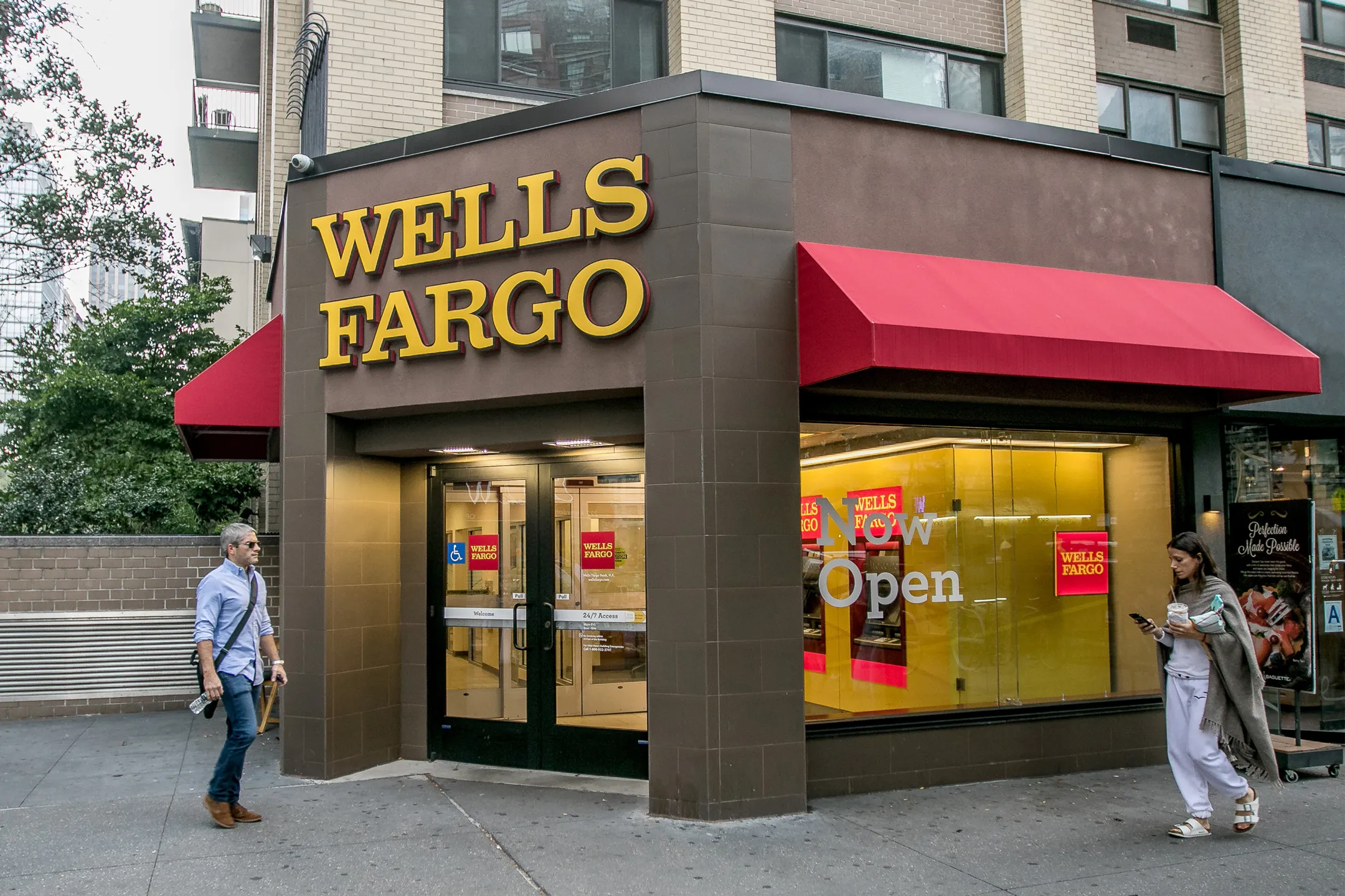 Bisakah Wells Fargo Mengambil Uang dari Cek saya? Cara Menghentikan Wells Fargo dari Pengurangan Dana dari Akun Anda